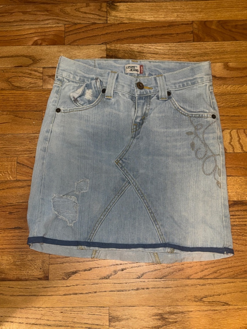 Levi's Light Blue distressed Denim Mini‎ Skirt with Contrast Hem size 3